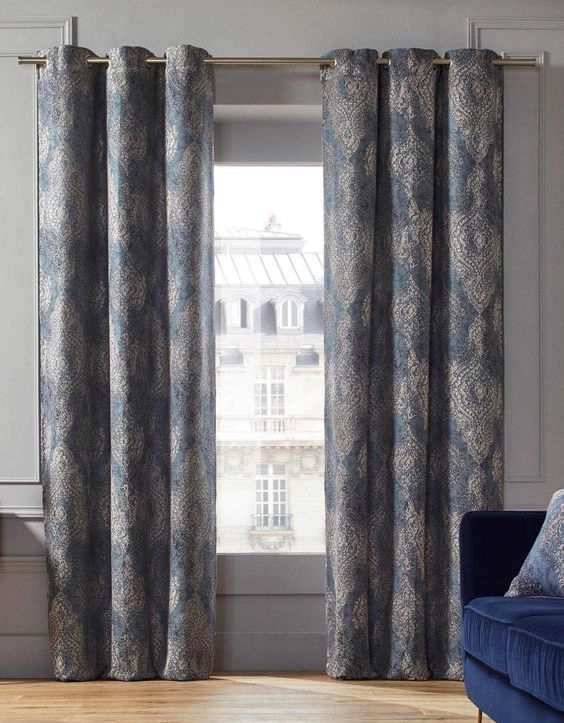 Lunghe tende bianche con motivi blu